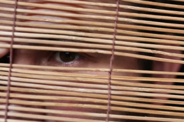 Perdeleri ile baktığını