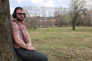 Sakal adamla parktaki müzik dinle