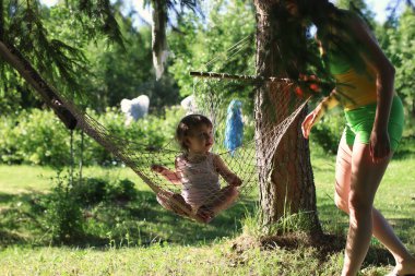 doğa üzerinde hamakta evlat