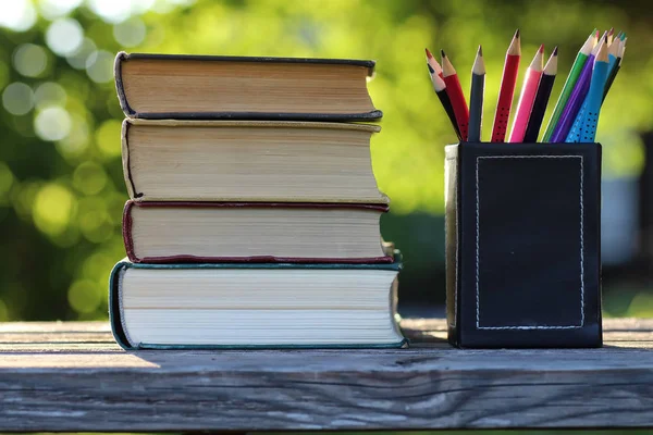 Boek stapel achtergrondtabel houten buiten — Stockfoto