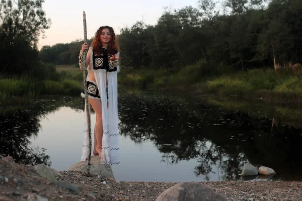 Chica de la tribu con lanza río — Foto de Stock