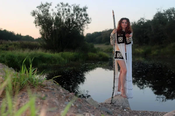 Chica de la tribu con lanza río —  Fotos de Stock