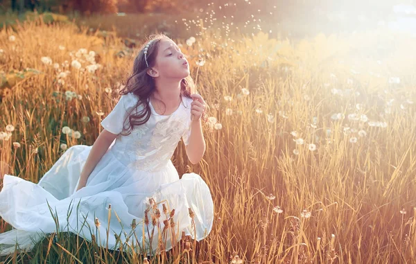 Ragazza con dundelion nel parco autunnale — Foto Stock