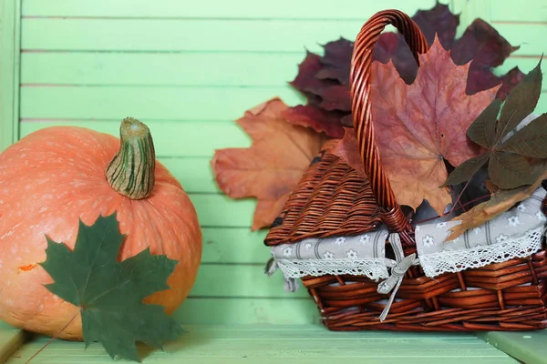 Table en bois citrouille automne — Photo