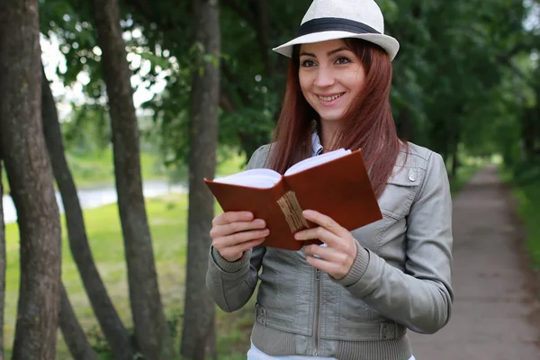 Ragazza con libro nel parco — Foto Stock