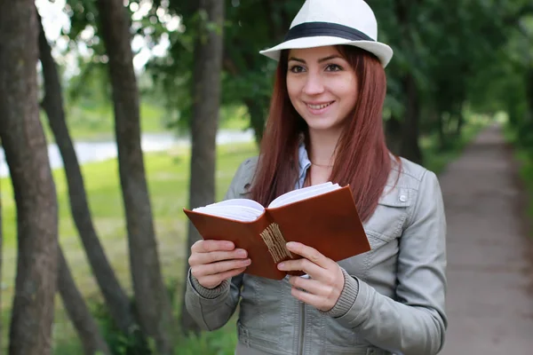 Ragazza con libro nel parco — Foto Stock