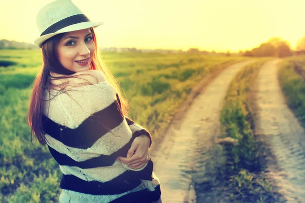 Ragazza in cappello campo moda tramonto — Foto Stock