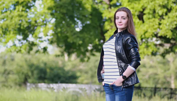 Mode junge Mädchen im Park — Stockfoto