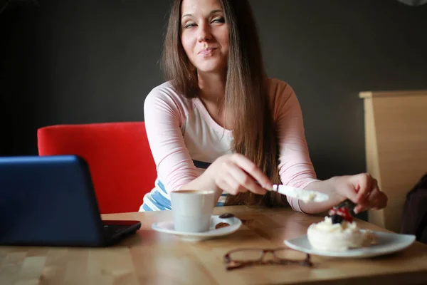 Mädchen in einem Café auf eine Tasse Kaffee mit dem Notizbuch — Stockfoto