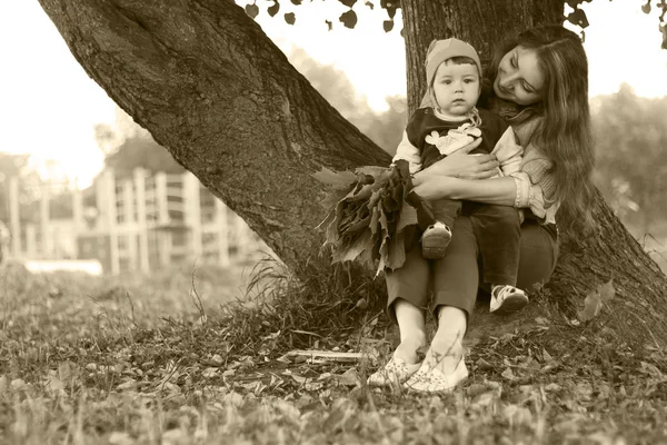 Ruiva menina com filho folhas de outono — Fotografia de Stock