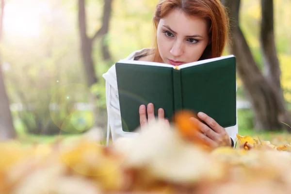 Podzim opustí dívku knihu ležérní — Stock fotografie