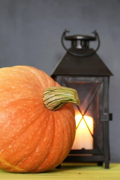 Pumpa och lampan på träbord — Stockfoto