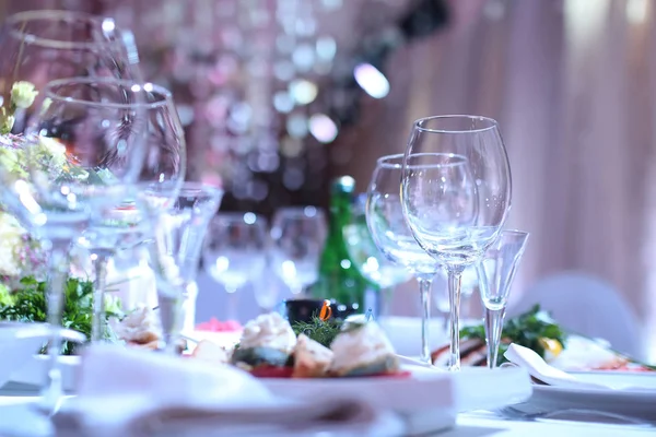 Kadehinin'de bir tabloda bir restoran — Stok fotoğraf