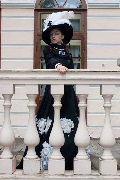 Vrouw in vintage jurk op veranda van kasteel — Stockfoto