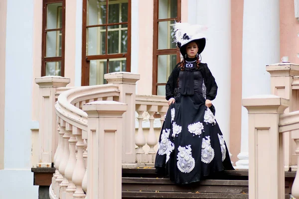 Frau im Vintage-Kleid auf der Veranda des Schlosses — Stockfoto