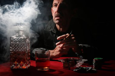 Duman borusu dostum ve poker oynayın