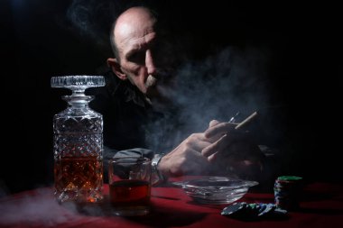 Duman borusu dostum ve poker oynayın