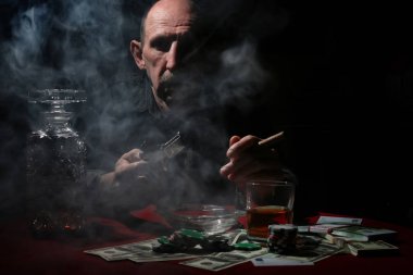 Duman borusu dostum ve poker oynayın