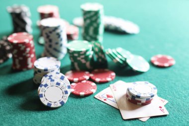 Poker fişleri ve kumaş üzerine kartları