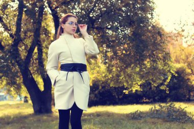 kız yalnız bir park yürüyüş Güz