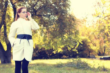 kız yalnız bir park yürüyüş Güz