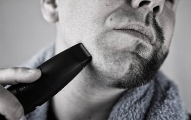 tek renkli dokulu portre sakallı adam tıraş