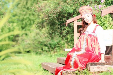 Geleneksel giyinmiş Slav kadın.