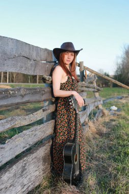 cowgirl BM şapkası gitar ile