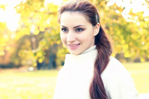 Chica en un parque caminar otoño solo —  Fotos de Stock