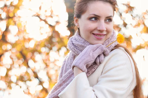 Девушка в парке носить шарф осенью — стоковое фото
