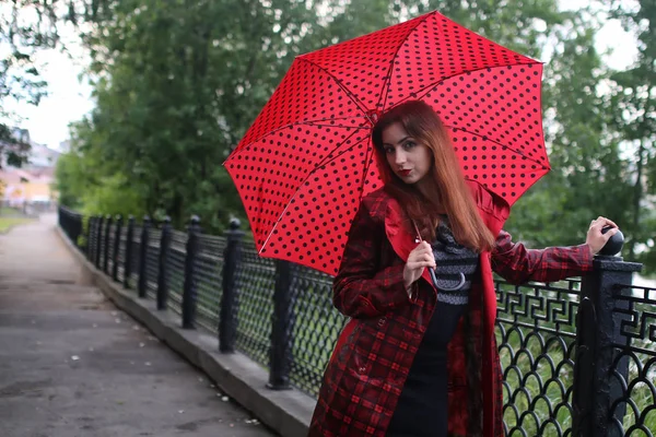 Kvinna med paraply röd på gatuträd — Stockfoto