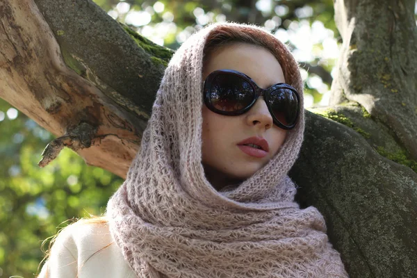 I en park som bär en scarf — Stockfoto