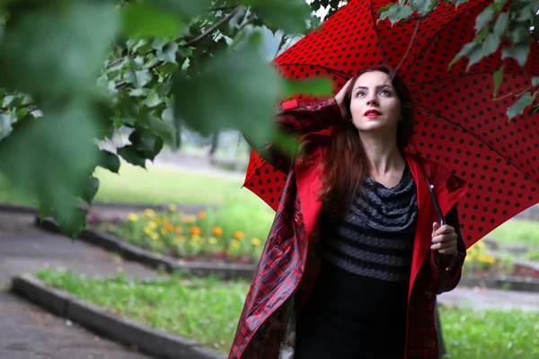 비옷과 우산에 여자 — 스톡 사진