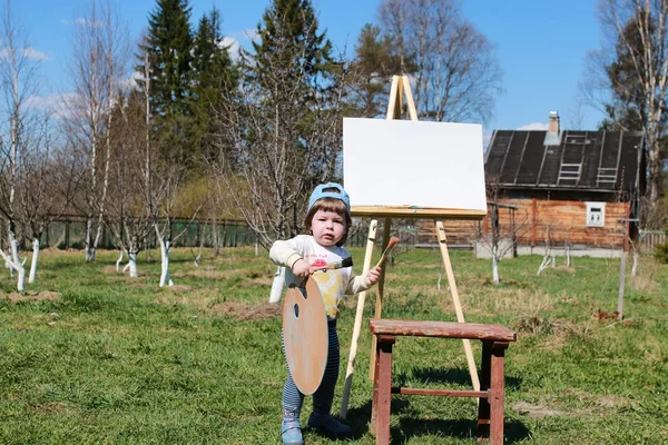 Garçon enfant artiste chevalet brosse extérieur — Photo