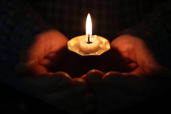 한 손에 촛불을 레코딩 — 스톡 사진