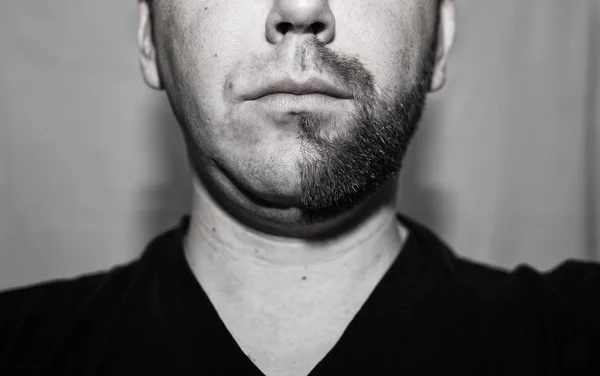 Monochromatyczne teksturowanej portret Brodaty mężczyzna golenie — Zdjęcie stockowe