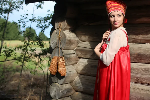 Menina em parede de madeira vestido tradicional — Fotografia de Stock