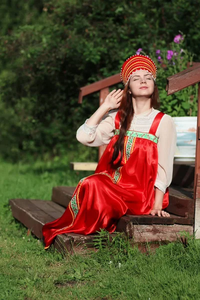 Slav kvinna i klänning traditionell — Stockfoto