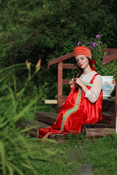 Escravo mulher em vestido tradicional — Fotografia de Stock