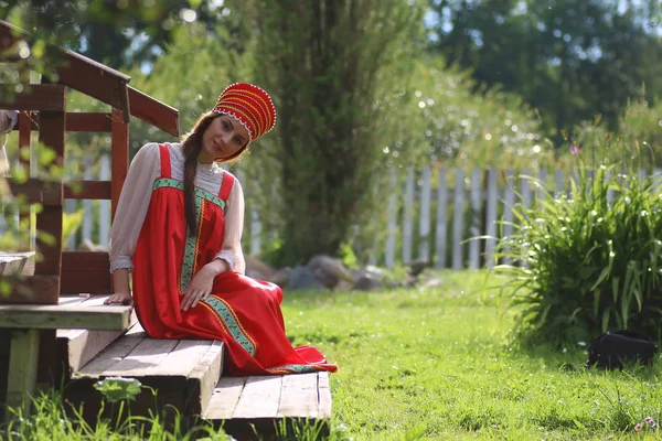 Donna slavo in abito tradizionale — Foto Stock