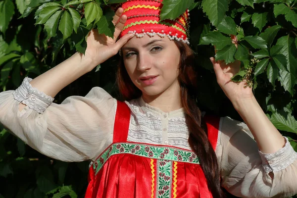 Slaviska i traditionell klänning ivy vägg träd — Stockfoto