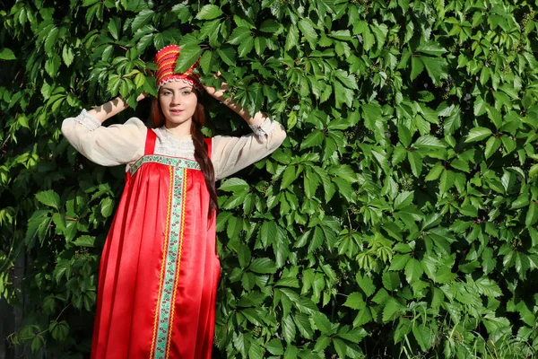 Escravo no vestido tradicional hera árvore de parede — Fotografia de Stock