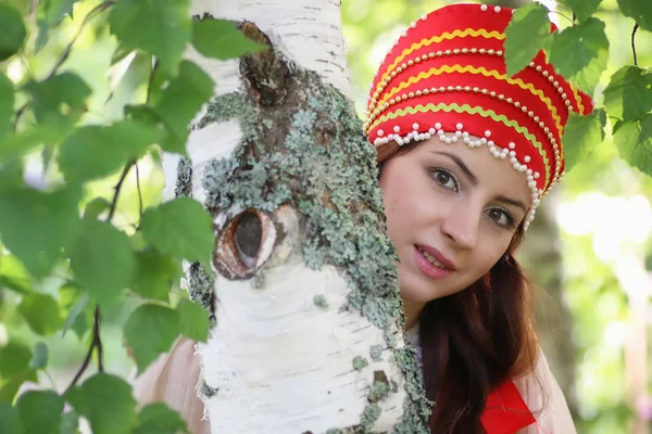 Σλαβική με παραδοσιακή ενδυμασία που κρύβονται πίσω από τα δέντρα — Φωτογραφία Αρχείου