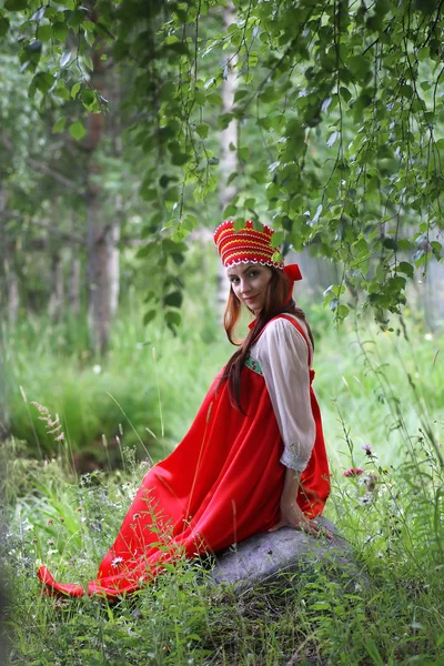 Slave dans la robe traditionnelle est assis dans la nature — Photo