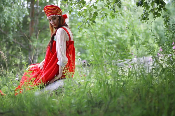 Slaviska i traditionell dräkt sitter i naturen — Stockfoto