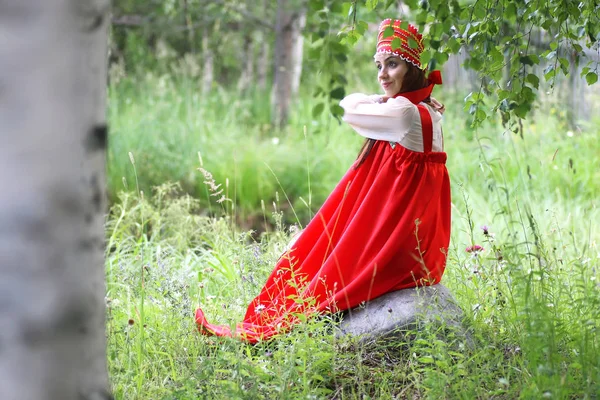 Słowianin w tradycyjnym stroju siedzi w przyrodzie — Zdjęcie stockowe