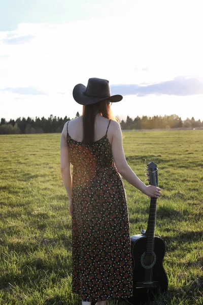 Girl outdoor field sunset texas hat — Stock Photo, Image