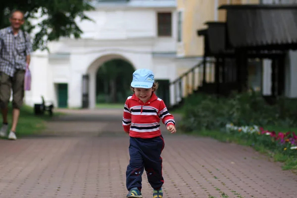 Хлопчик дитяча лавка салон сам — стокове фото