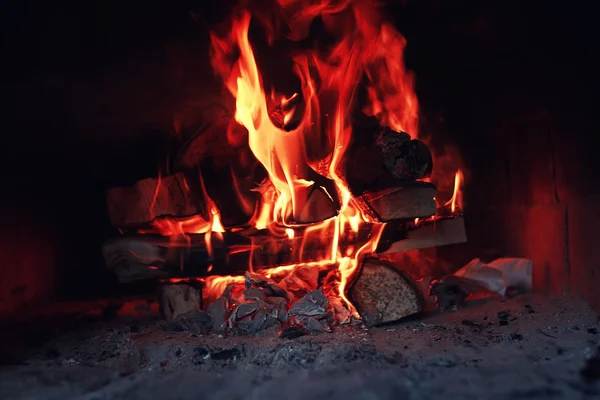 Forno velho com fogo de chama — Fotografia de Stock