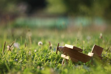 ahşap oyuncak uçak